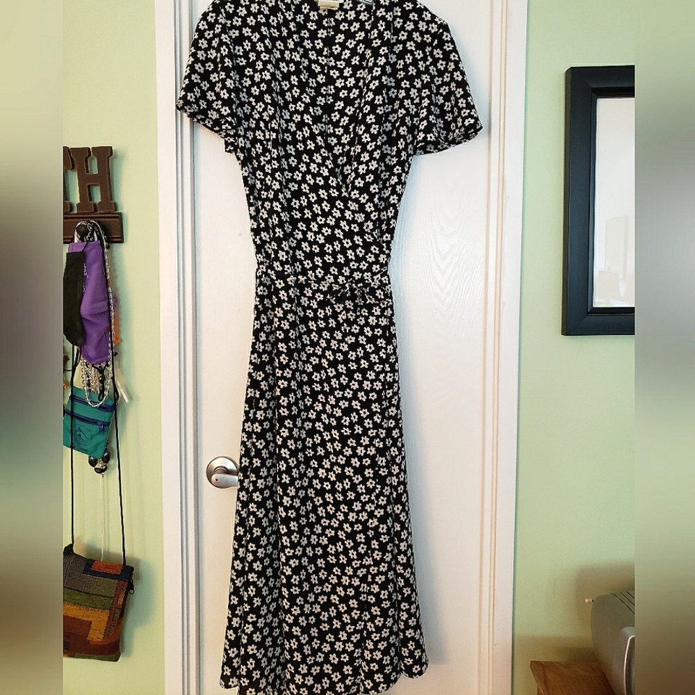 Women's Black & White Jaeger Short Sleeve Wrap V-Neck Floral Maxi Dress!